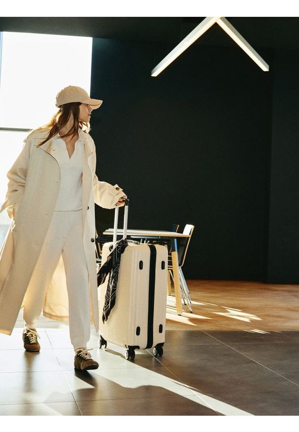 Reserved - Joggery z modalem - beżowy. Kolor: beżowy. Materiał: dzianina