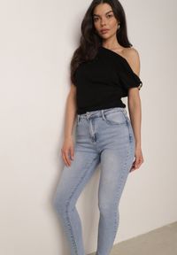 Born2be - Niebieskie Dopasowane Jeansy z Bawełną i Modelującym Przeszyciem Janiah. Okazja: na co dzień, do pracy. Kolor: niebieski. Styl: casual #4