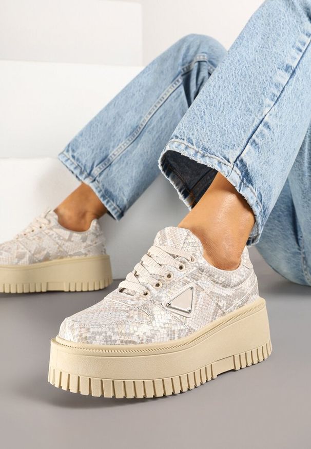 Born2be - Beżowe Sneakersy na Karbowanej Platformie Ozdobione Wężowym Motywem Feniora. Okazja: na co dzień. Kolor: beżowy. Materiał: jeans. Wzór: aplikacja. Sezon: wiosna, lato. Obcas: na platformie
