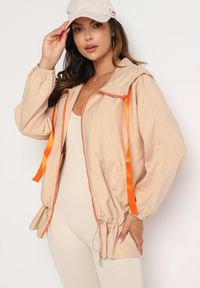 Born2be - Ciemnobeżowa Kurtka Jednorzędowa z Bawełną Kapturem i Wstążką Zakończona Ściągaczem Martinis. Okazja: na co dzień. Kolor: beżowy. Materiał: bawełna. Wzór: aplikacja. Styl: casual, elegancki, klasyczny #4