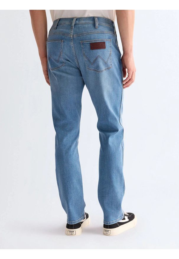 Wrangler - MESKIE SPODNIE WRANGLER LARSTON SAFFRON 112380860