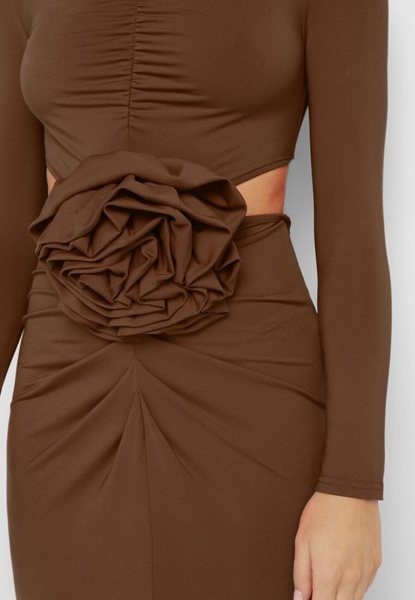 Born2be - Brązowa Wieczorowa Sukienka z Wiskozą Wycięciem Kwiatem 3D i Odkrytymi Plecami Annilith. Kolor: brązowy. Materiał: wiskoza. Wzór: kwiaty. Styl: wizytowy