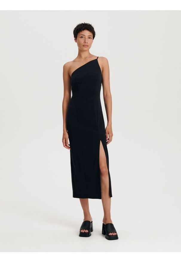 Reserved - Sukienka na jedno ramię - czarny. Kolor: czarny. Materiał: tkanina. Wzór: gładki