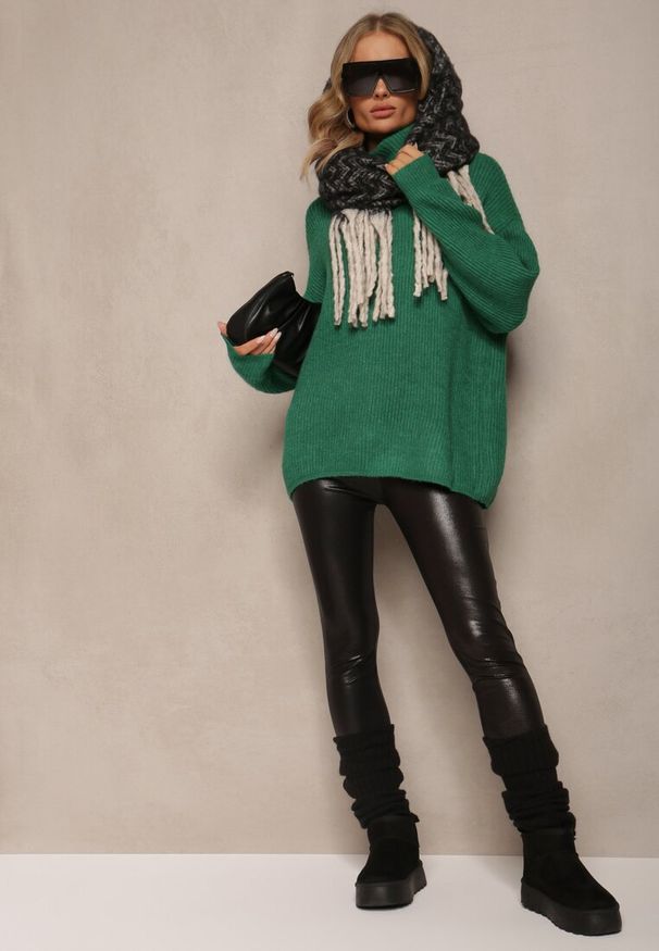 Renee - Zielony Golf Oversize Malia. Okazja: na co dzień. Typ kołnierza: golf. Kolor: zielony. Materiał: wiskoza, dzianina, jeans, skóra. Długość rękawa: długi rękaw. Długość: długie. Wzór: prążki, ze splotem. Styl: casual, klasyczny