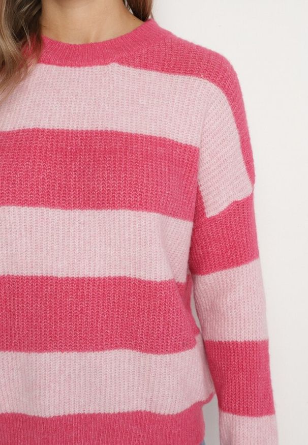 Born2be - Różowy Sweter w Pasy z Wełną Zakończony Ściągaczem Tiaelle. Okazja: na co dzień, na spotkanie biznesowe. Kolor: różowy. Materiał: wełna. Styl: biznesowy, klasyczny, casual