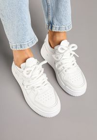 Born2be - Białe Sneakersy z Perforacją i Ozdobiona Przeszyciami Zolzedia. Okazja: na co dzień. Kolor: biały. Materiał: jeans. Wzór: aplikacja