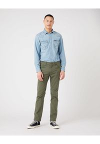 Wrangler - WRANGLER GREENSBORO MĘSKIE SPODNIE JEANSOWE MILITARE GREEN W15Q71G40. Okazja: na spotkanie biznesowe, na co dzień. Stan: obniżony. Styl: sportowy, casual, elegancki, biznesowy