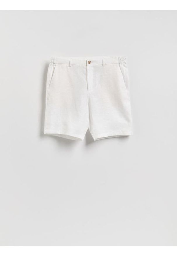 Reserved - Lniane szorty regular fit - biały. Kolor: biały. Materiał: len