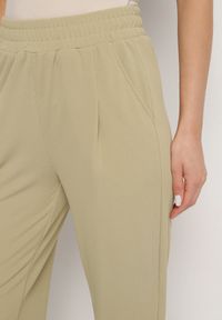 Born2be - Jasnozielone Casualowe Spodnie z Gumką w Talii i Kieszeniami Tevinea. Okazja: na co dzień. Kolor: zielony. Materiał: len. Styl: casual