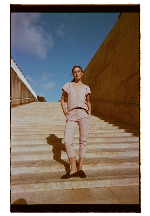 MOODO - Spodnie rybaczki różowe. Kolor: różowy. Materiał: bawełna, elastan