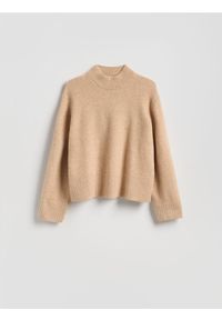 Reserved - Sweter z niskim golfem - beżowy. Typ kołnierza: golf. Kolor: beżowy. Materiał: dzianina, wełna