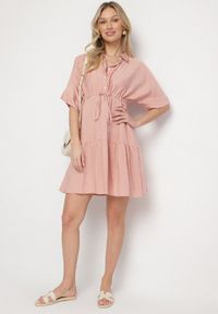 Born2be - Różowa Sukienka Koszulowa z Wiskozy z Kołnierzykiem i Wiązaniem Nanieria. Okazja: na co dzień. Kolor: różowy. Materiał: wiskoza. Długość rękawa: krótki rękaw. Typ sukienki: koszulowe. Styl: boho, casual #4