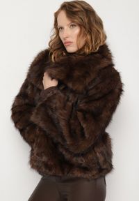 Born2be - Brązowa Kurtka Futerko o Dwurzędowym Kroju z Szerokim Kołnierzem Fesammea. Okazja: na co dzień. Kolor: brązowy. Materiał: futro. Styl: casual, klasyczny