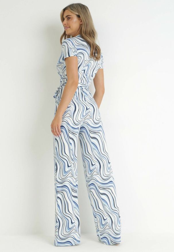 Born2be - Niebieski Kombinezon z Kopertowym Dekoltem i Materiałowym Paskiem Aenita. Kolor: niebieski. Materiał: materiał. Długość rękawa: krótki rękaw. Długość: krótkie. Sezon: wiosna, lato