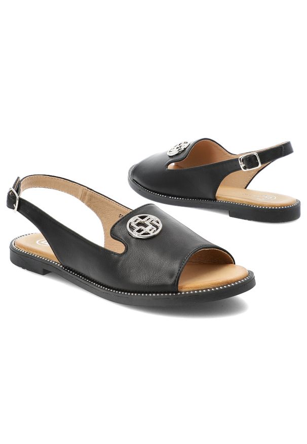 Czarne Sandały Filippo Wygodne Płaskie Obuwie Damskie. Okazja: na co dzień. Nosek buta: otwarty. Zapięcie: pasek. Kolor: czarny. Materiał: skóra. Wzór: aplikacja. Obcas: na płaskiej podeszwie. Styl: casual, elegancki