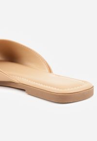 Born2be - Ciemnobeżowe Płaskie Klapki z Metaliczną Aplikacją na Marszczonym Pasku Lilaya. Okazja: na co dzień. Kolor: beżowy. Materiał: len. Wzór: aplikacja. Styl: casual, elegancki #5