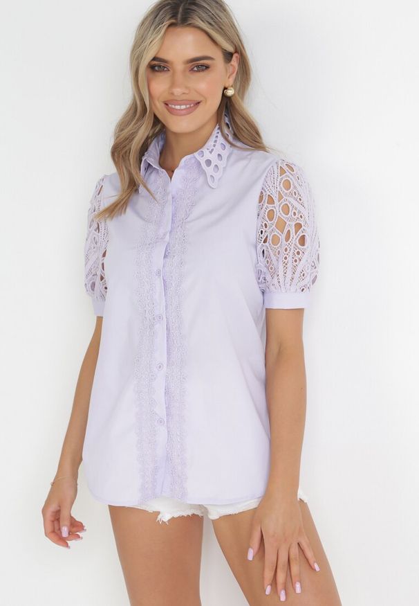 Born2be - Fioletowa Koszula z Koronkowymi Rękawami i Kołnierzem Mavisa. Kolor: fioletowy. Materiał: koronka. Długość rękawa: krótki rękaw. Długość: krótkie. Wzór: koronka. Sezon: wiosna, lato