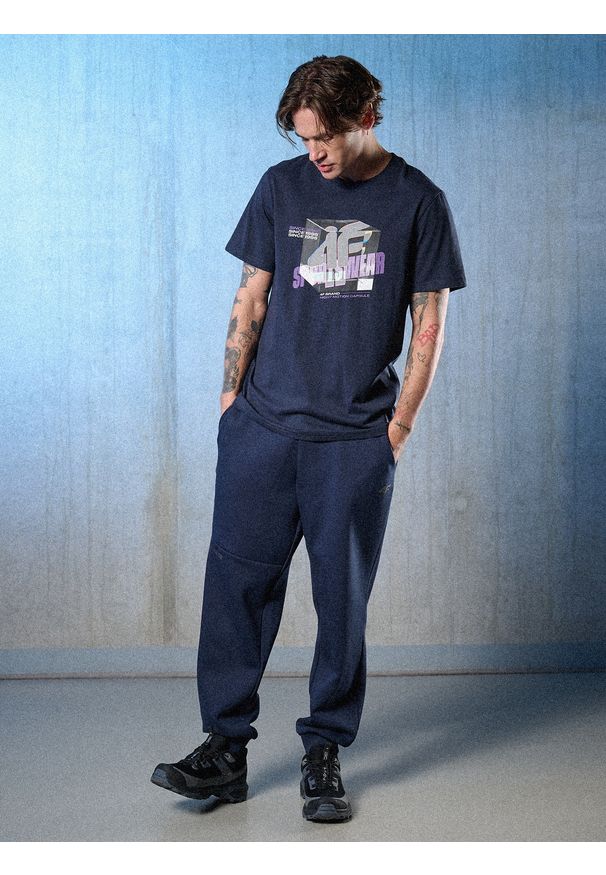 4f - 4F T-shirt regular z nadrukiem męski - granatowy XL. Okazja: na co dzień. Kolor: niebieski. Materiał: dzianina, bawełna, materiał. Wzór: nadruk. Styl: casual