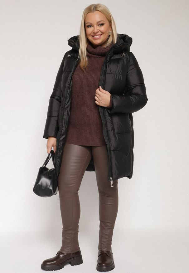 Born2be - Czarna Długa Pikowana Kurtka z Nieodpinanym Kapturem Mevessia. Okazja: na co dzień. Kolor: czarny. Materiał: jeans. Długość: długie. Styl: klasyczny, casual, elegancki