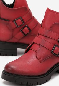 Born2be - Czerwone Botki za Kostkę na Grubej Podeszwie z Ozdobnymi Klamrami Agenora. Wysokość cholewki: za kostkę. Zapięcie: klamry. Kolor: czerwony. Szerokość cholewki: normalna. Wzór: aplikacja #5