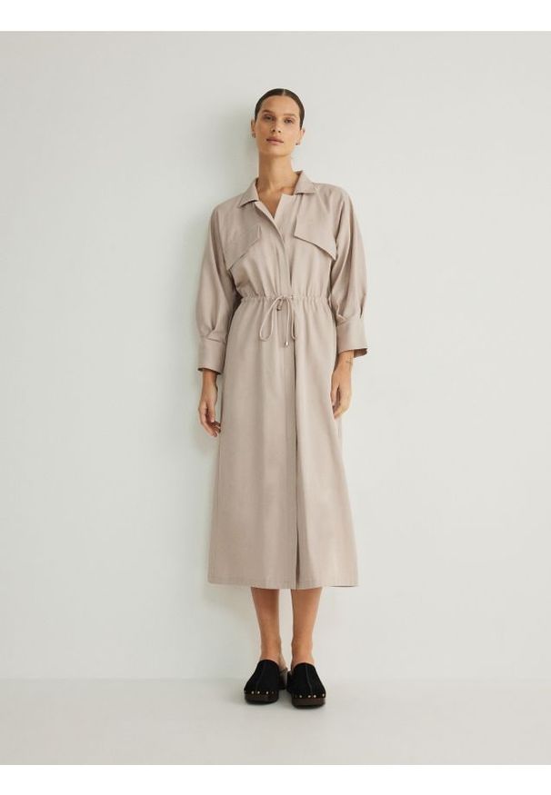 Reserved - Koszulowa sukienka midi - kremowy. Kolor: kremowy. Materiał: bawełna, tkanina. Wzór: gładki. Typ sukienki: koszulowe. Długość: midi