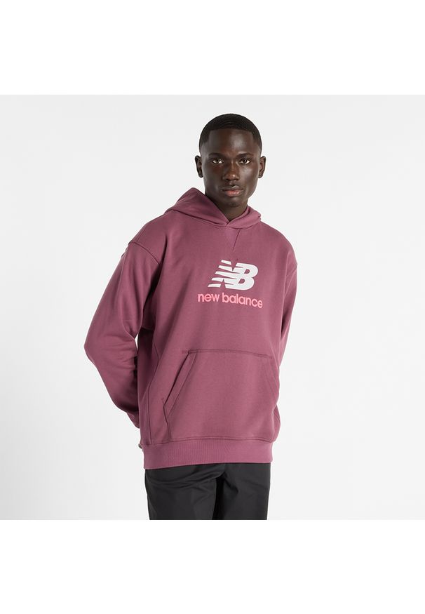 Bluza męska New Balance MT51512FDP – różowa. Typ kołnierza: kaptur. Kolor: różowy. Materiał: bawełna, materiał, dresówka. Wzór: aplikacja, napisy