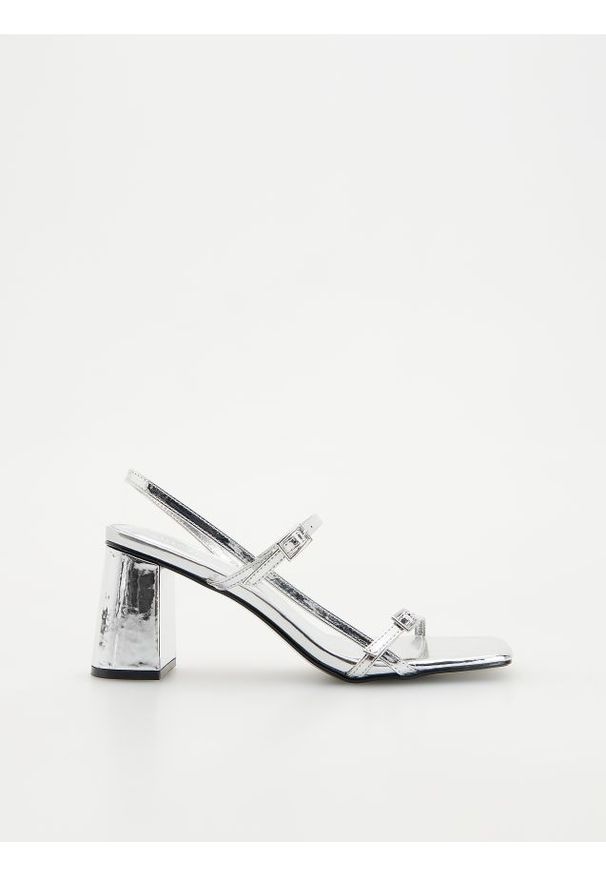 Reserved - Metaliczne sandały na klocku - srebrny. Kolor: srebrny. Materiał: skóra