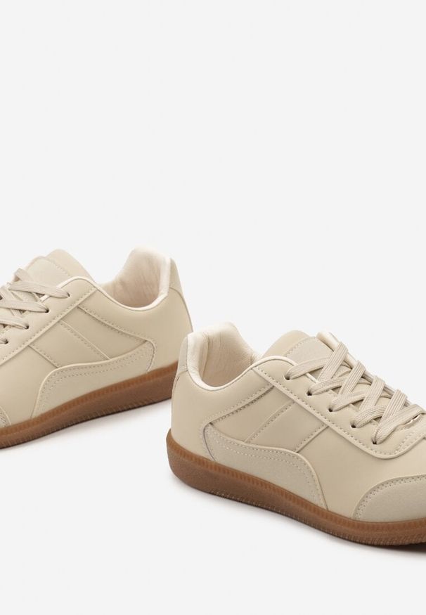 Renee - Beżowe Sneakersy z Ozdobnymi Przeszyciami przed Kostkę Redala. Wysokość cholewki: przed kostkę. Kolor: beżowy