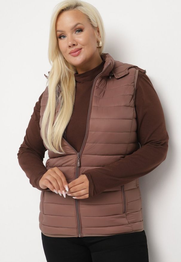 Born2be - Brązowa Pikowana Kamizelka z Odpinanym Kapturem i Kieszeniami na Suwak Nairisse. Okazja: na co dzień. Kolor: brązowy. Materiał: jeans. Styl: elegancki, casual