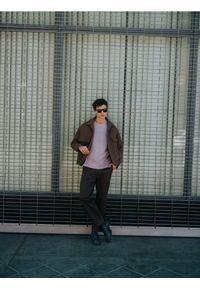 Reserved - Spodnie chino regular - ciemnobrązowy. Kolor: brązowy. Materiał: bawełna, tkanina #1