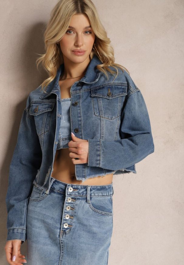 Renee - Granatowa Jeansowa Kurtka z Bawełny Krótka Ozdobiona Dziurami i Przetarciami Allinara. Kolor: niebieski. Materiał: bawełna, jeans. Długość: krótkie. Wzór: aplikacja