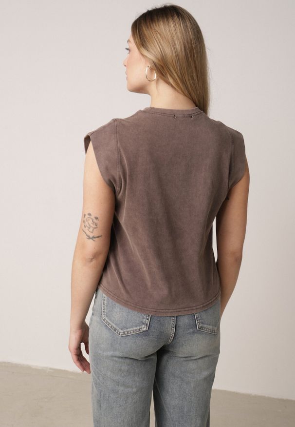 Born2be - Brązowy Bawełniany Top z Efektem Sprania Belatia. Okazja: na co dzień. Kolor: brązowy. Materiał: bawełna. Styl: casual