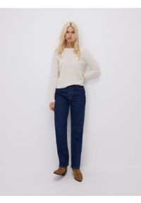 Reserved - Sweter z ozdobnym splotem - kremowy. Kolor: kremowy. Materiał: wełna, dzianina. Wzór: ze splotem