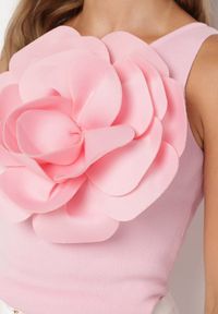 Born2be - Różowy Top bez Rękawów z Asymetrycznym Dekoltem z Dużą Aplikacją w Kształcie Kwiatka Vernia. Kolor: różowy. Materiał: jeans. Długość rękawa: bez rękawów. Wzór: aplikacja, kwiaty. Styl: klasyczny #3