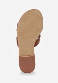 Born2be - Brązowe Klapki VICES Ozdobione Metaliczną Klamrą i Wycięciami Zarinlisa. Okazja: na co dzień, do pracy. Kolor: brązowy. Materiał: jeans, len. Wzór: aplikacja. Styl: casual, klasyczny, elegancki #5