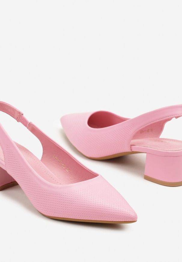 Renee - Fuksjowe Sandały Vices na Słupkowym Obcasie z Ozdobną PerforacjąTelarelle. Okazja: na co dzień. Nosek buta: szpiczasty. Kolor: różowy. Materiał: jeans. Obcas: na obcasie. Styl: casual. Wysokość obcasa: średni