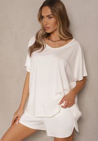 Renee - Biały T-shirt z Wiskozą w Stylu Nietoperza Liofala. Okazja: na co dzień. Kolor: biały. Materiał: wiskoza. Styl: elegancki, casual #5