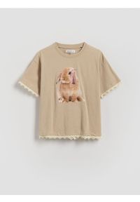 Reserved - T-shirt z nadrukiem - warm olive. Materiał: bawełna. Wzór: nadruk #1