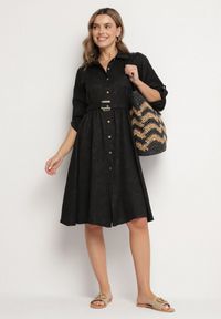 Born2be - Czarna Sukienka o Koszulowym Kroju z Paskiem z Klamrą Evelmio. Okazja: na co dzień. Typ kołnierza: kołnierzyk klasyczny. Kolor: czarny. Materiał: jeans. Długość rękawa: długi rękaw. Typ sukienki: koszulowe. Styl: klasyczny, casual, elegancki #4