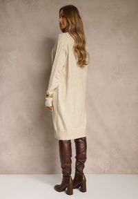 Renee - Jasnobeżowa Sukienka Sweterkowa z Golfem Wełną Bawełną i Ozdobnym Splotem Reilenea. Okazja: na imprezę. Typ kołnierza: golf. Kolor: beżowy. Materiał: wełna, bawełna. Wzór: ze splotem. Styl: elegancki #5