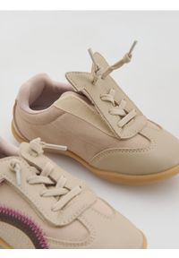 Reserved - Buty z rzepem ułatwiającym zakładanie - beżowy. Kolor: beżowy. Materiał: materiał #1