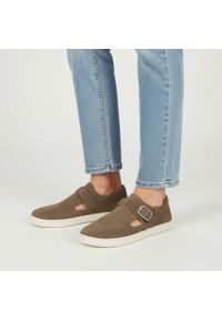 Półbuty damskie barefoot Armodo, skórzana cholewka naturalna niska wsuwana forma z regulowanym paskiem i metalową klamrą wycięcia po bokach lekka pła. Okazja: na co dzień. Zapięcie: klamry. Kolor: brązowy. Materiał: skóra. Szerokość cholewki: normalna. Styl: casual, elegancki #1