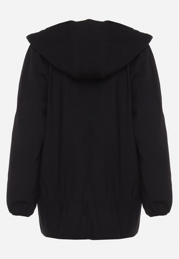 Born2be - Czarna Kurtka Jednorzędowa z Bawełną Kapturem i Wstążką Zakończona Ściągaczem Martinis. Okazja: na co dzień. Kolor: czarny. Materiał: bawełna. Wzór: aplikacja. Styl: casual, klasyczny, elegancki