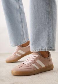 Renee - Różowe Sneakersy Typu Tenisówki Ozdobione Paskami po Bokach Fefia. Okazja: na co dzień. Zapięcie: pasek. Kolor: różowy. Materiał: jeans. Wzór: aplikacja. Sezon: wiosna #6
