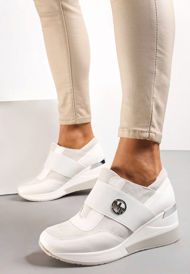 Renee - Białe Sneakersy na Koturnie Chikela. Kolor: biały. Obcas: na koturnie