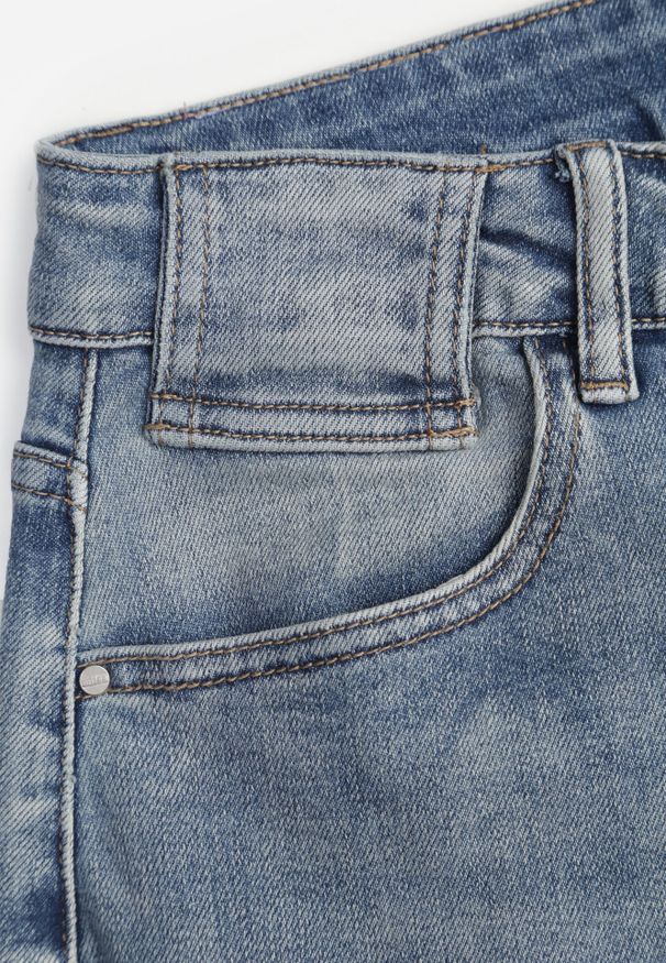 Born2be - Niebieskie Jeansy o Kroju Mom Fit z Wysokim Stanem Borselia. Okazja: na co dzień. Stan: podwyższony. Kolor: niebieski. Styl: elegancki, casual