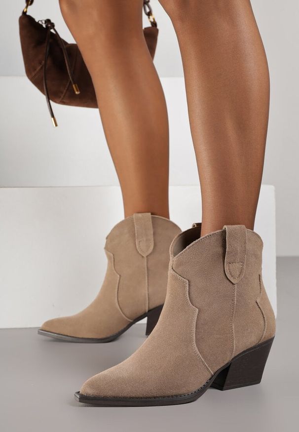 Renee - Ciemnobeżowe Botki Kowbojki na Stożku ze Skóry Naturalnej Liravetta. Okazja: na co dzień. Kolor: beżowy. Materiał: skóra. Obcas: na stożku. Styl: casual, elegancki. Wysokość obcasa: średni