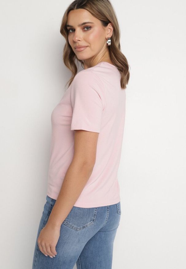 Born2be - Różowy Wiskozowy T-shirt w Klasycznym Stylu Arivoria. Okazja: na co dzień. Kolor: różowy. Materiał: wiskoza. Wzór: aplikacja, bez wzorów. Styl: klasyczny