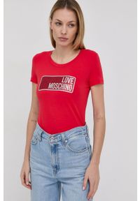 Love Moschino T-shirt damski kolor czerwony. Okazja: na co dzień. Kolor: czerwony. Materiał: dzianina. Wzór: aplikacja. Styl: casual