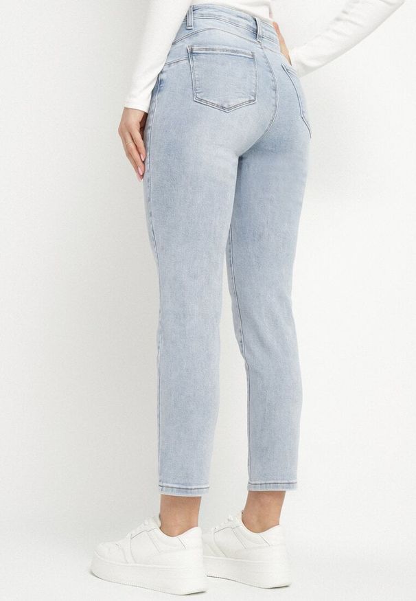 Born2be - Jasnoniebieskie Bawełniane Jeansy o Dopasowanym Kroju Galiren. Okazja: na co dzień. Kolor: niebieski. Styl: klasyczny, casual
